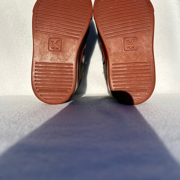 Veja Kids Green and Red High-Top Sneakers. - Picture 6 of 7